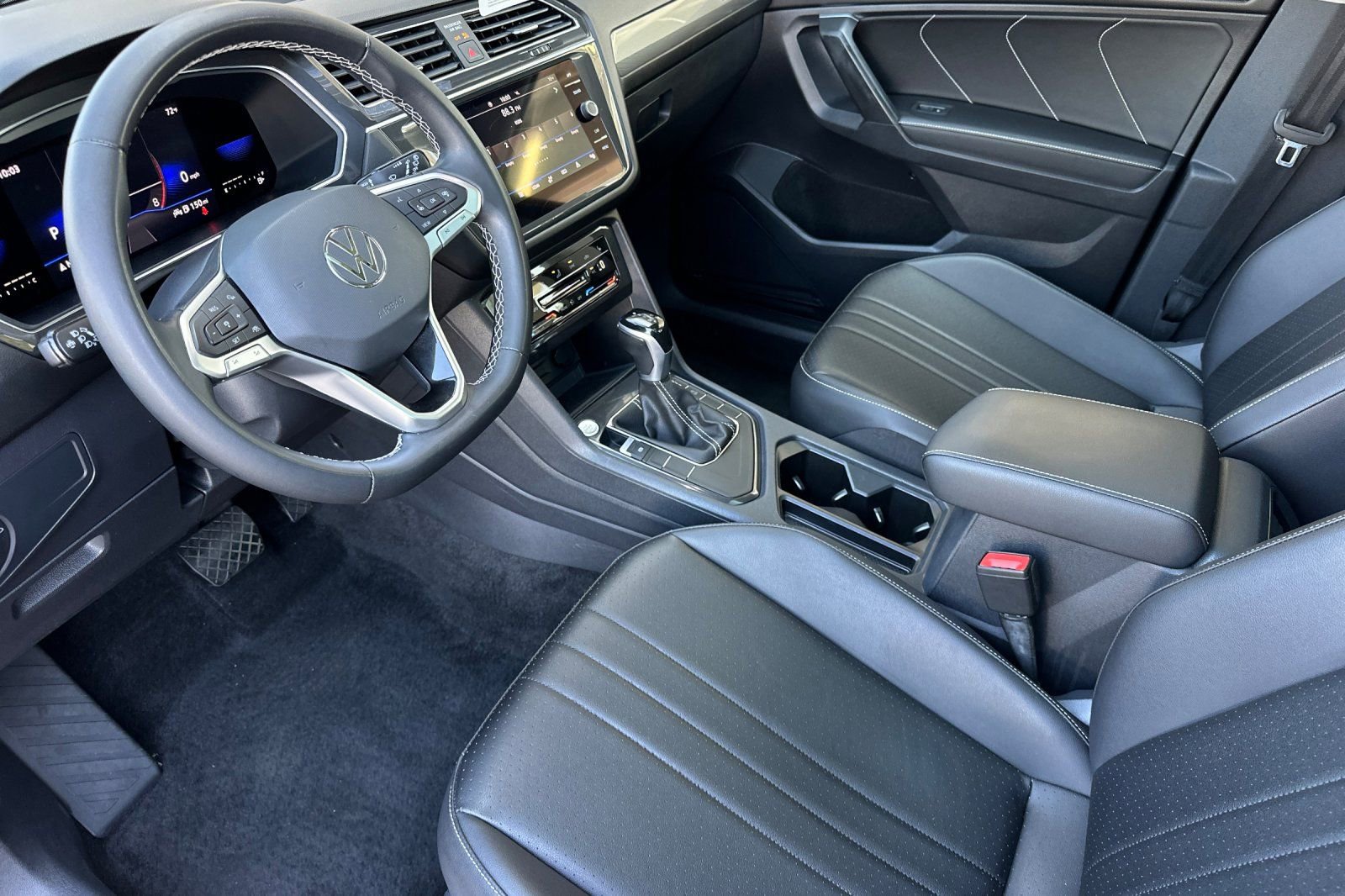 Used 2023 Volkswagen Tiguan SE w/ Panoramic Sunroof Package FWD image 10