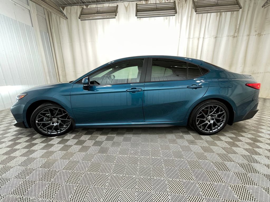 Used 2025 Toyota Camry SE image 12