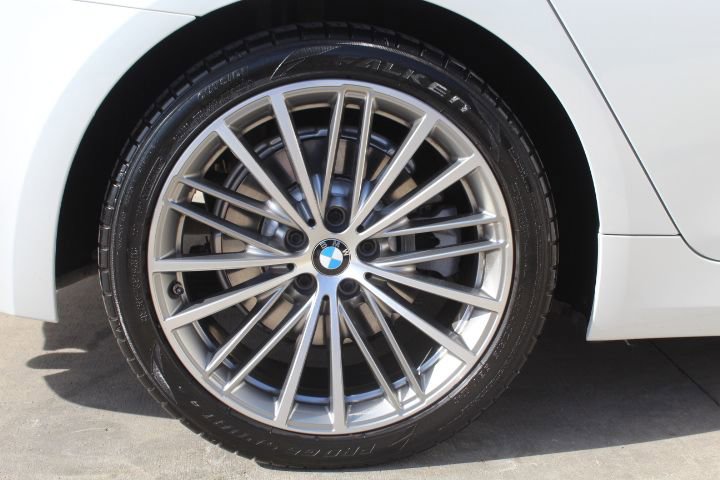Used 2020 BMW 530e xDrive w/ Premium Package image 9