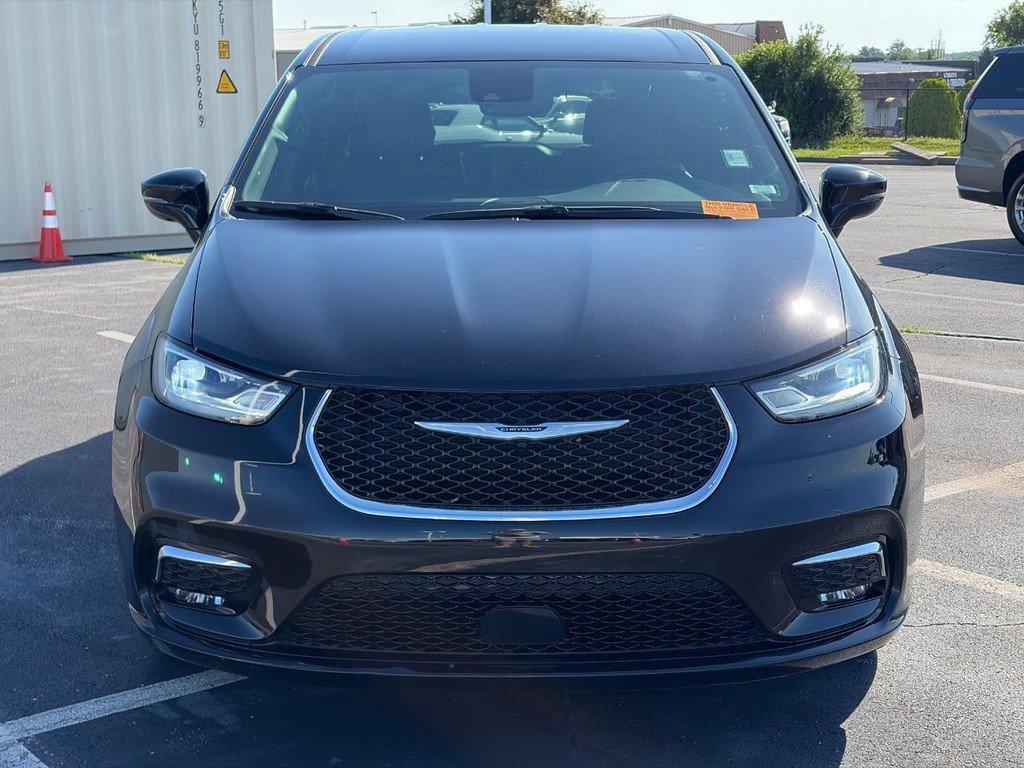 Used 2025 Chrysler Pacifica Select FWD image 2
