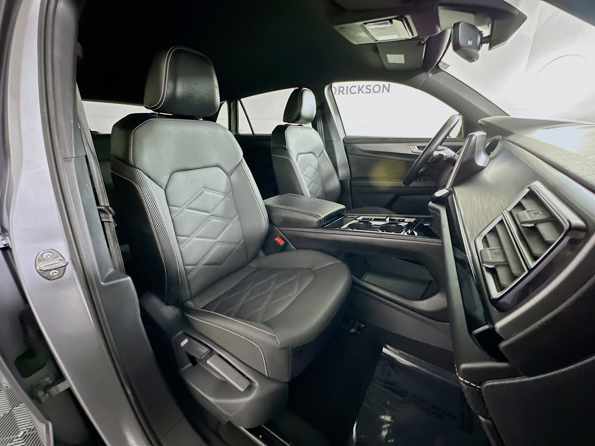 Used 2024 Volkswagen Atlas Cross Sport SE image 28