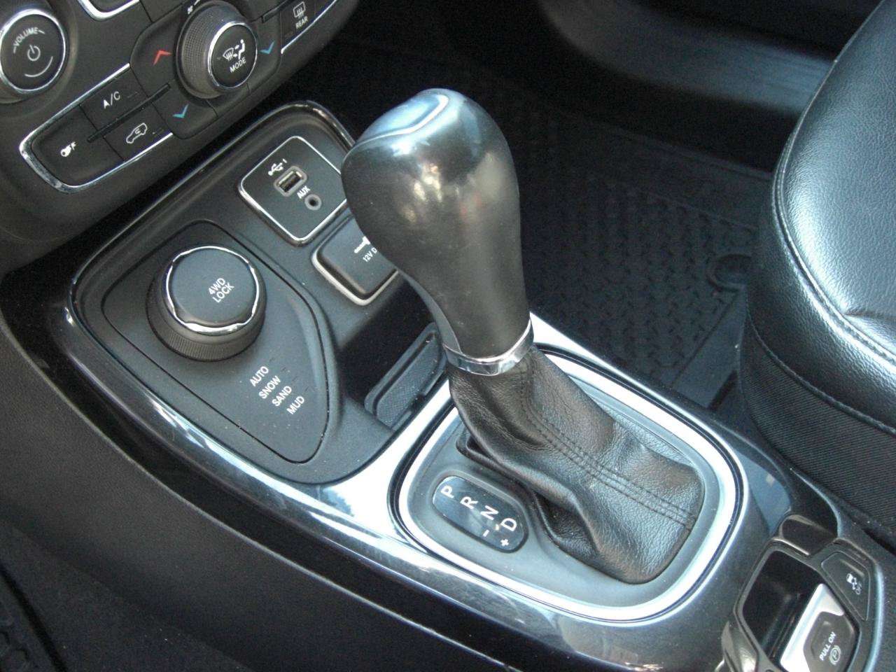 Used 2021 Jeep Compass Latitude w/ Sun and Sound Group AWD/4WD image 7