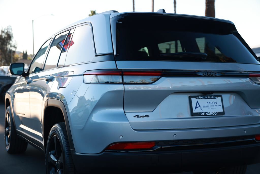 New 2025 Jeep Grand Cherokee Altitude image 9