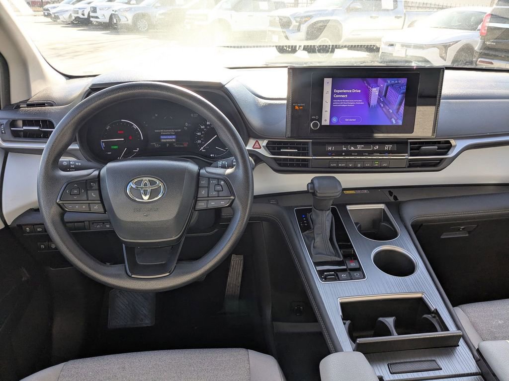 Used 2025 Toyota Sienna LE image 24