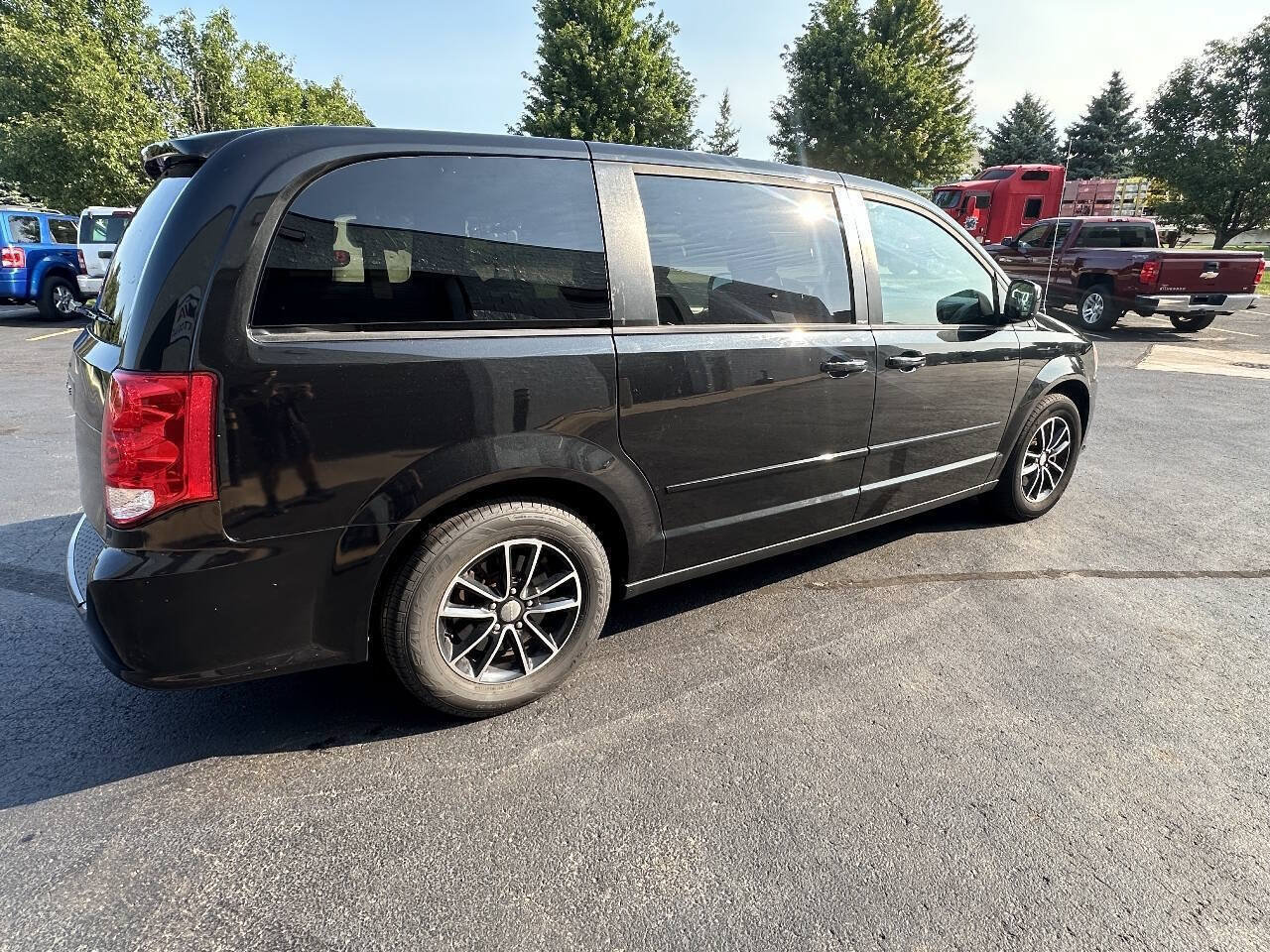 Used 2014 Dodge Grand Caravan SXT w/ Blacktop Package FWD image 7