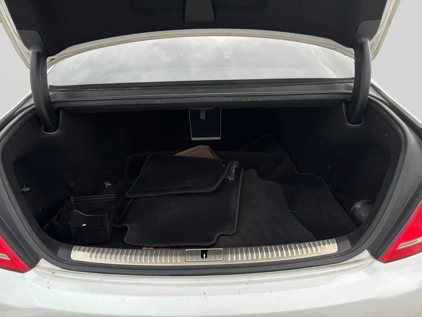 Used 2018 Genesis G90 3.3T Premium RWD image 19
