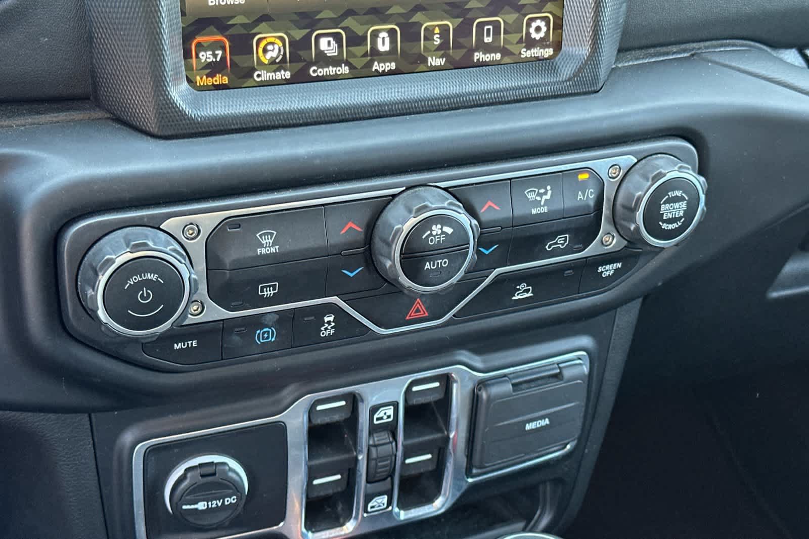 Used 2023 Jeep Wrangler Unlimited Sahara AWD/4WD image 22