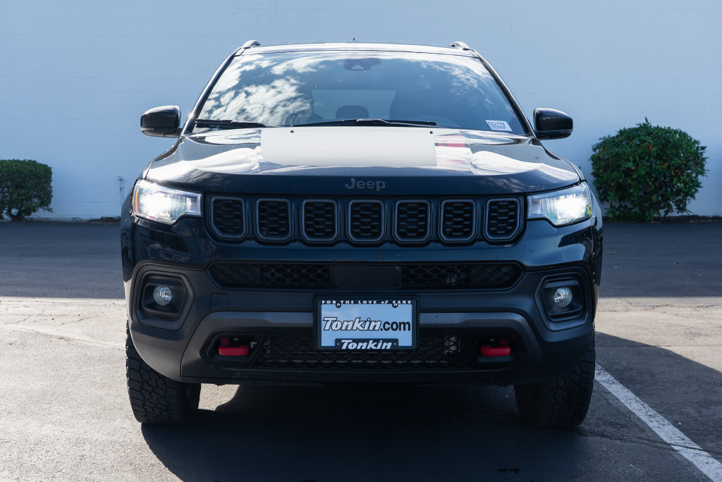 Used 2025 Jeep Compass Trailhawk AWD/4WD image 2