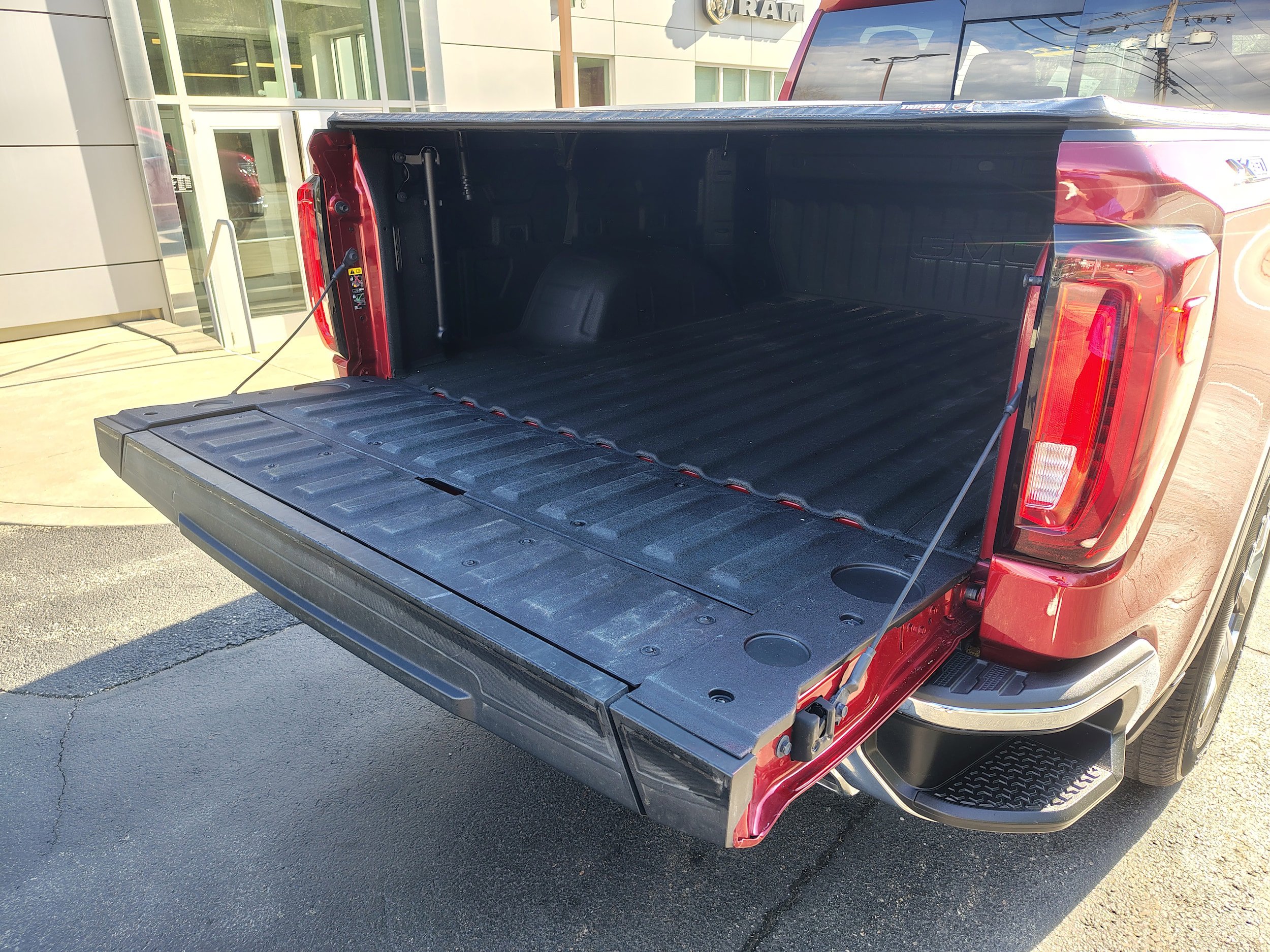 Used 2022 GMC Sierra 1500 SLT w/ SLT Convenience Package AWD/4WD image 14