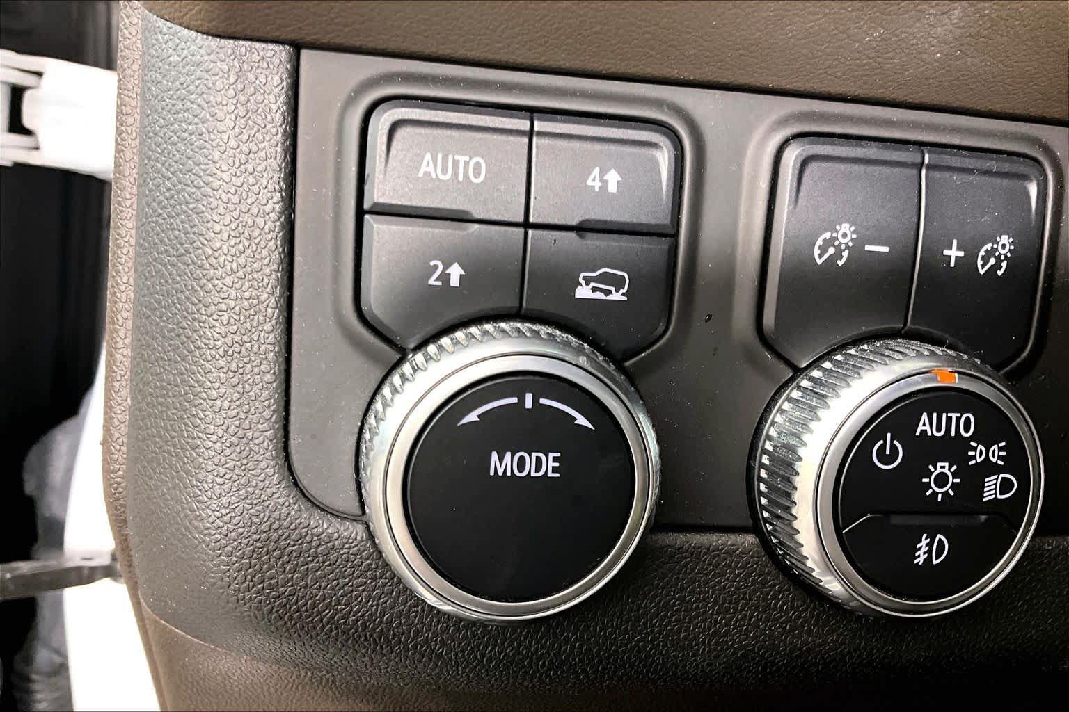 Used 2022 GMC Yukon SLT w/ SLT Premium Package AWD/4WD image 32