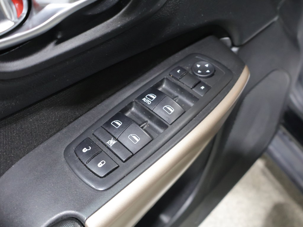 Used 2018 Jeep Cherokee Latitude w/ Cold Weather Group FWD image 13