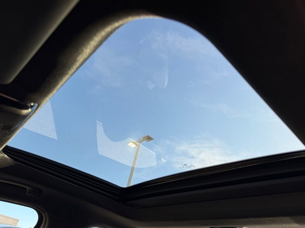 Used 2025 BMW 330i Sedan w/ Convenience Package image 21