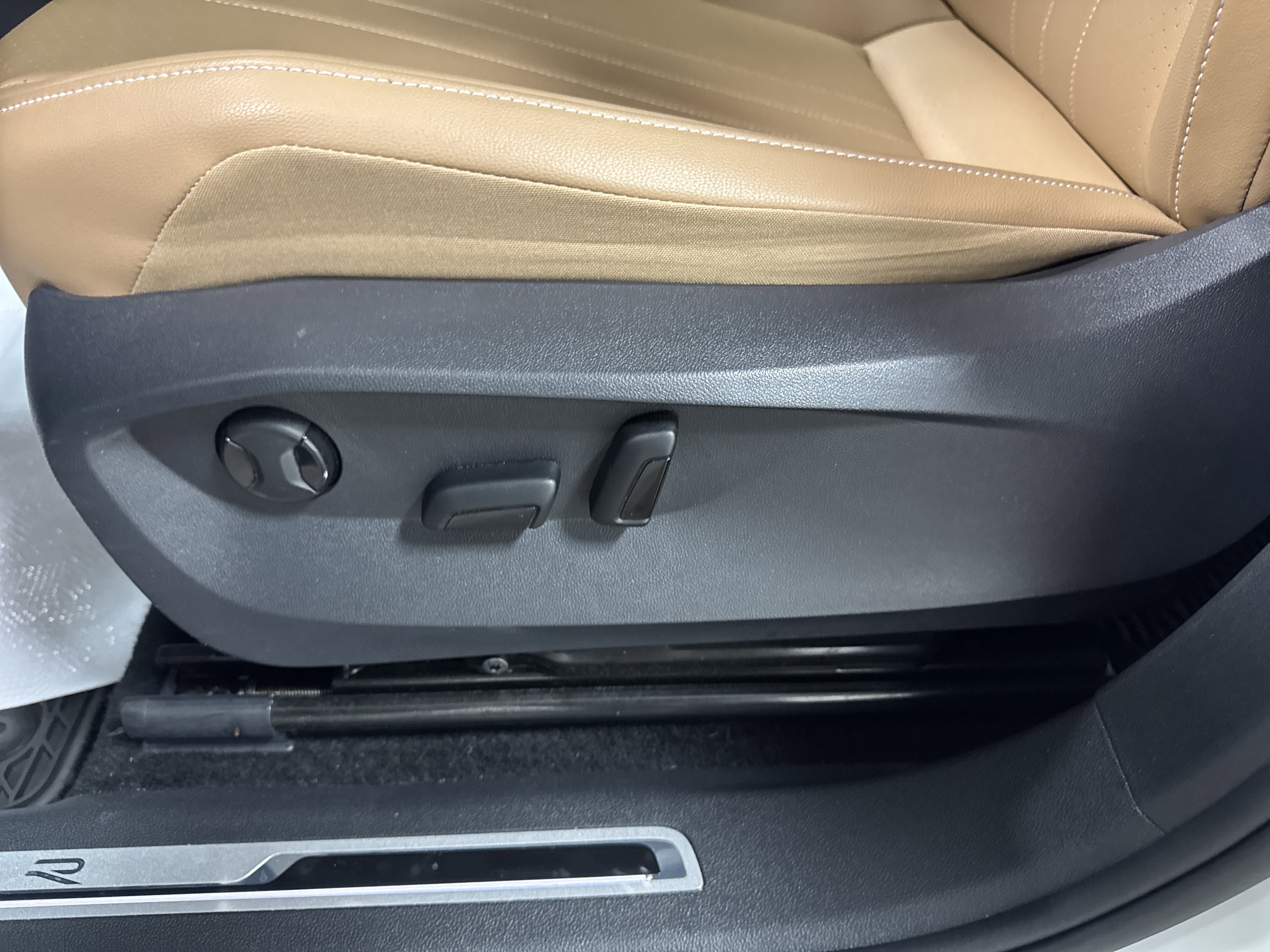 Certified 2024 Volkswagen Tiguan SE R-Line AWD/4WD image 17