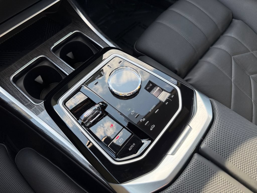 Used 2026 BMW 750e xDrive AWD/4WD image 26