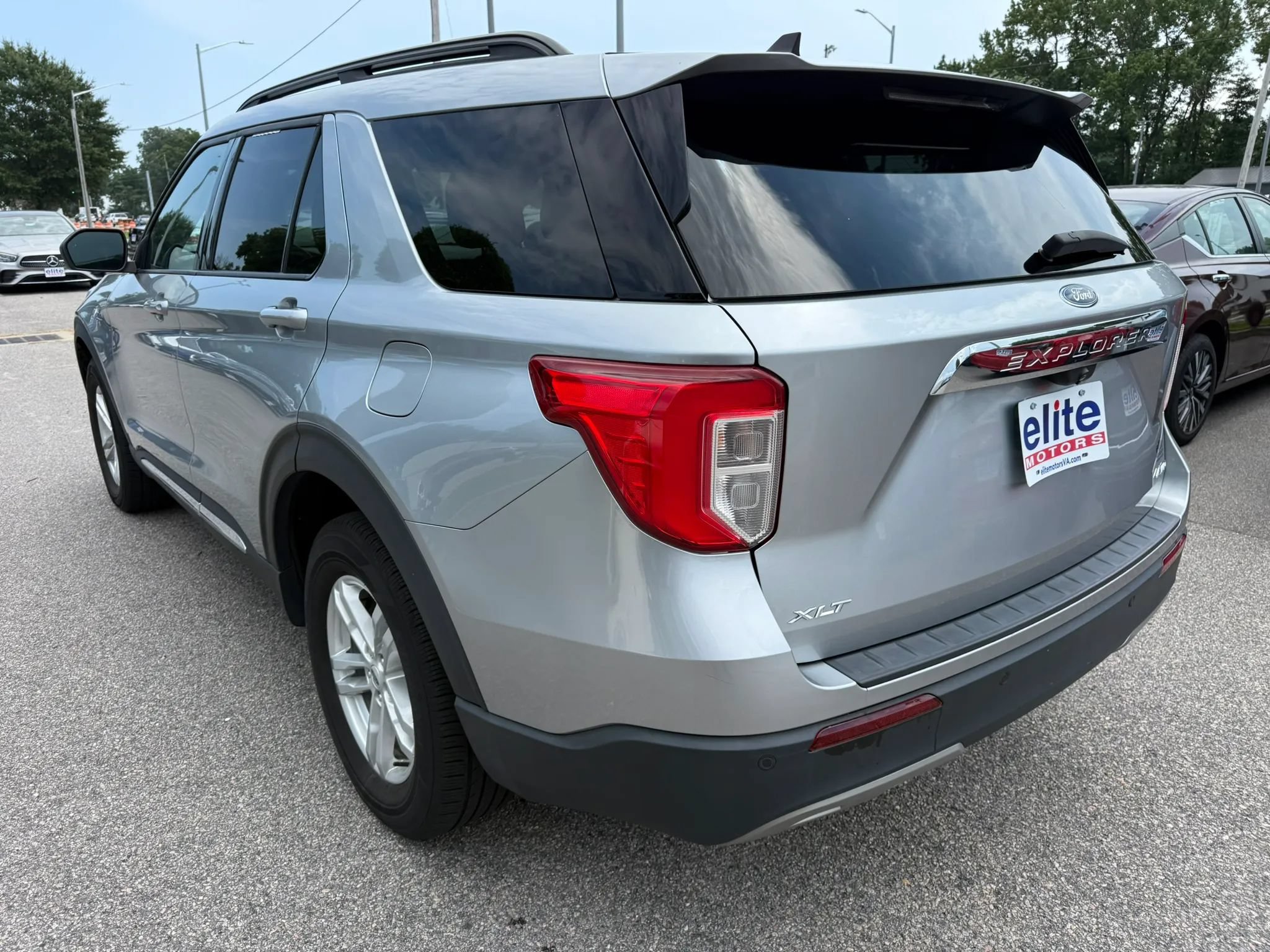 Used 2022 Ford Explorer XLT w/ Equipment Group 202A AWD/4WD image 5