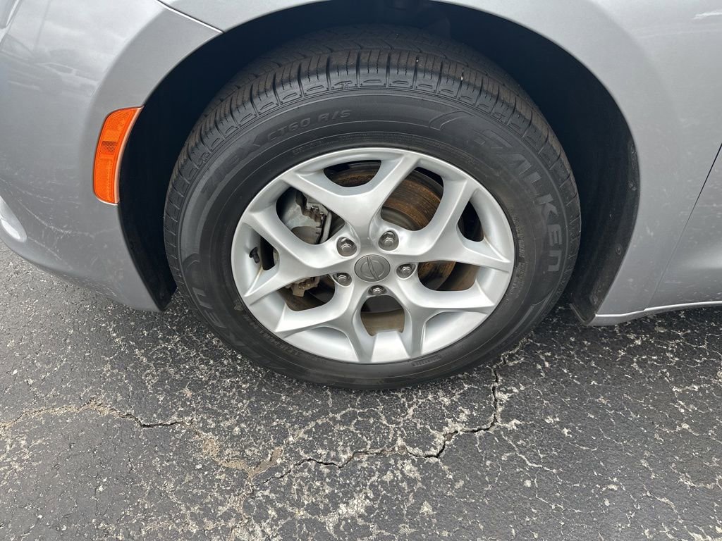 Used 2018 Chrysler Pacifica Touring w/ Tire & Wheel Group image 9