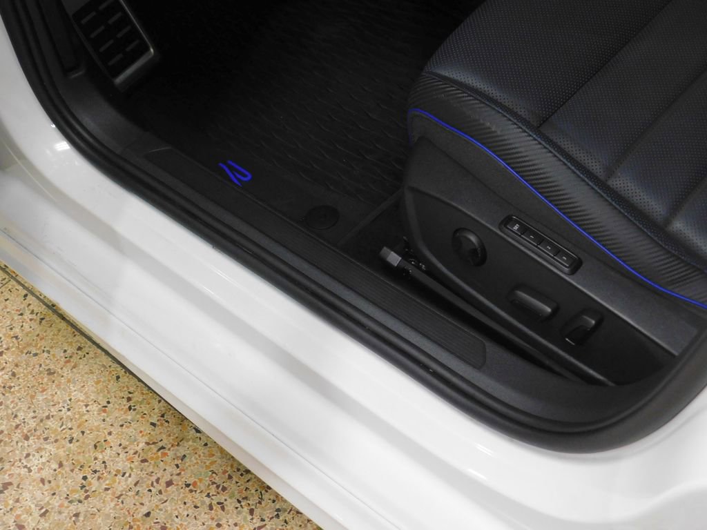 Used 2025 Volkswagen Golf R Black Edition image 35