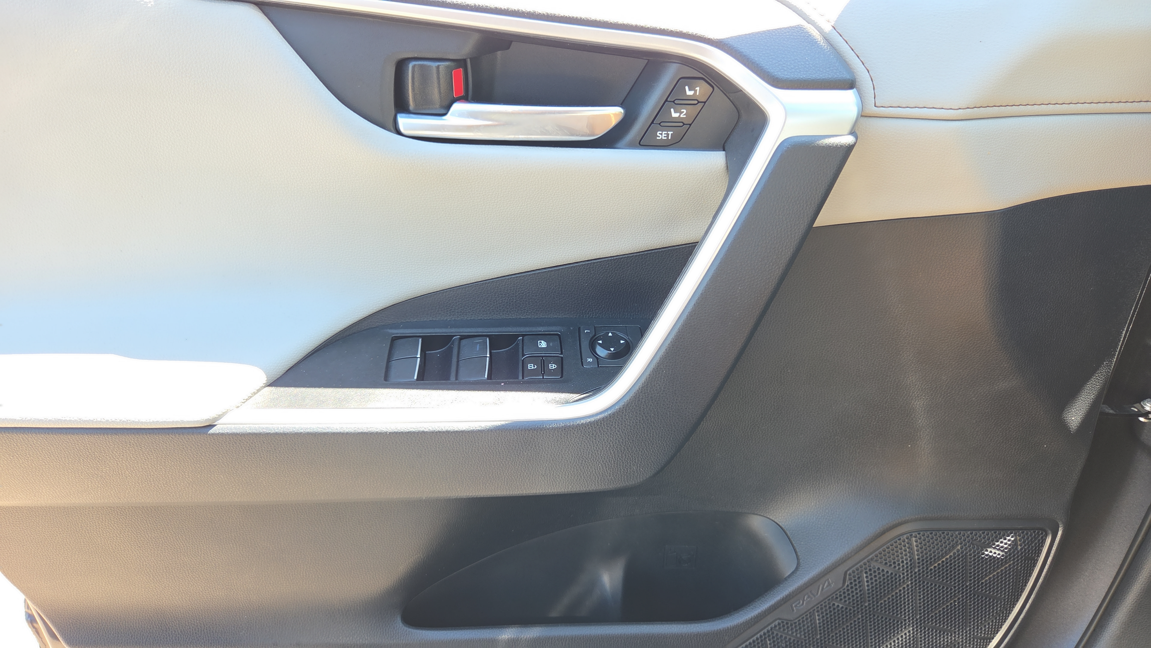 Used 2019 Toyota RAV4 Limited w/ Limited Grade Weather Package AWD/4WD image 18