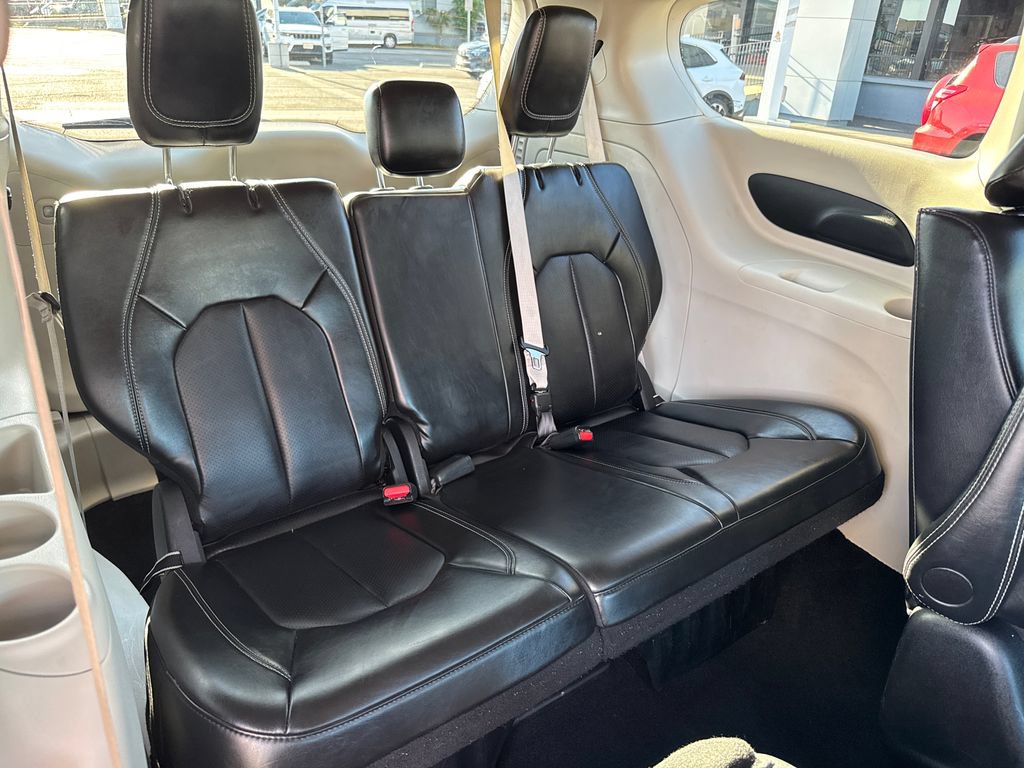 Used 2024 Chrysler Pacifica Limited FWD image 17
