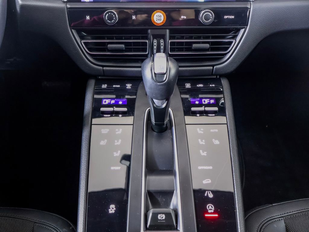 Certified 2024 Porsche Macan AWD/4WD image 20