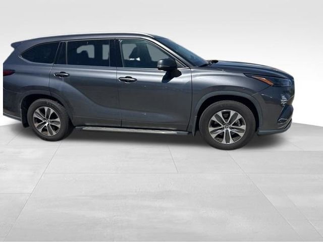 Used 2022 Toyota Highlander XLE image 19