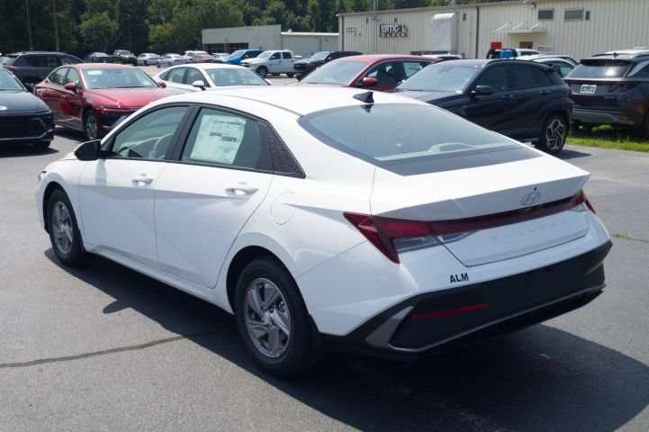 New 2026 Hyundai Elantra SE FWD image 7