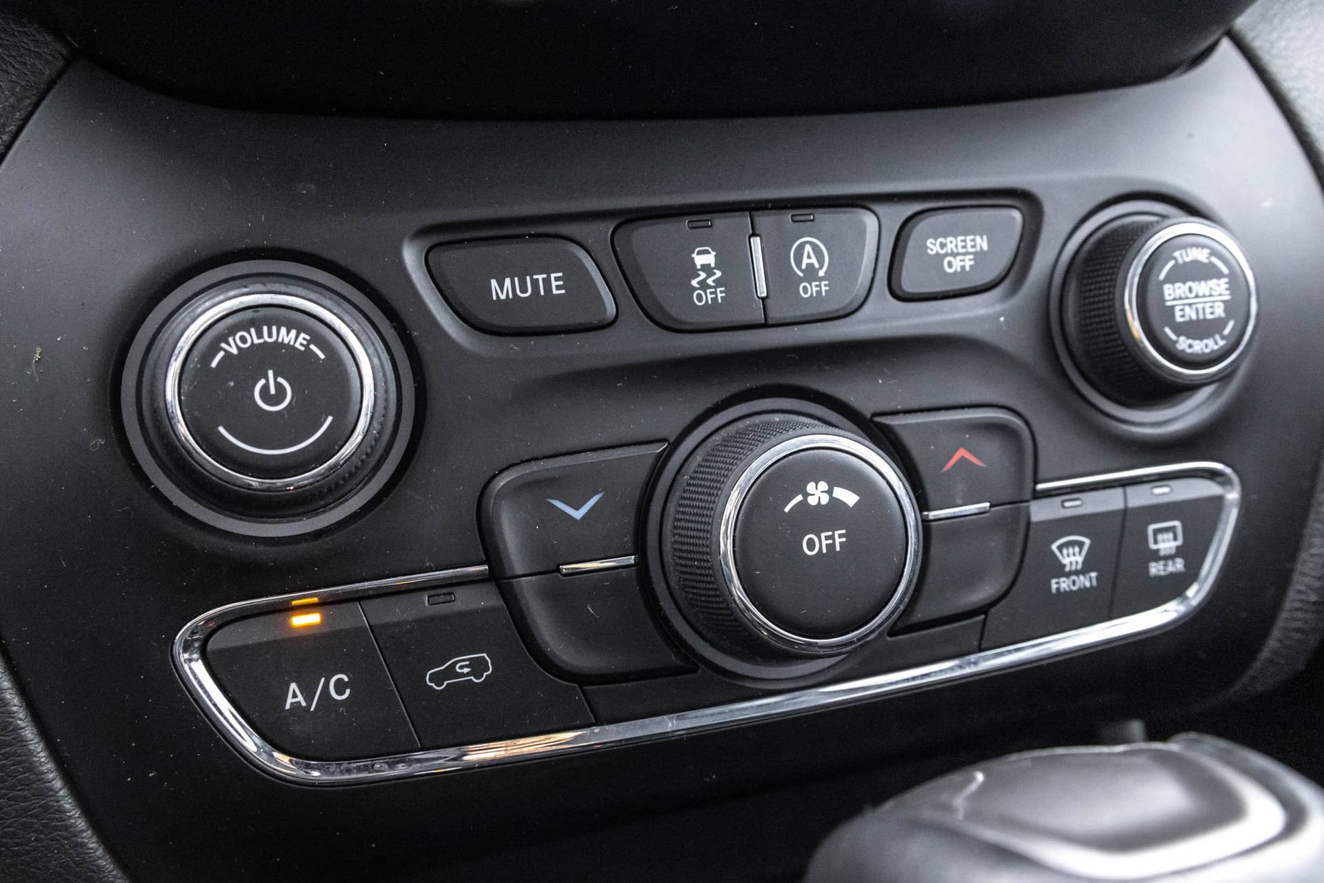Used 2021 Jeep Cherokee Latitude Plus FWD image 29