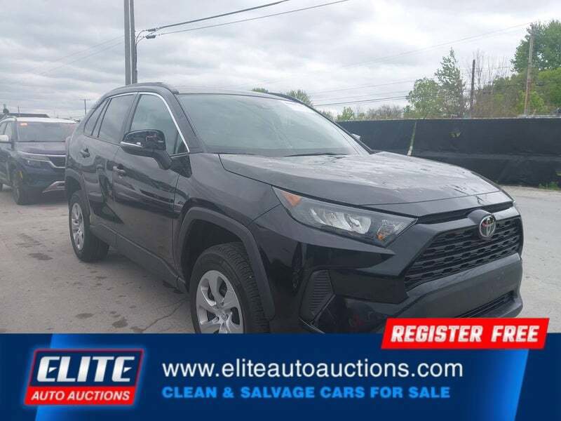 Used 2021 Toyota RAV4 LE AWD/4WD image 2