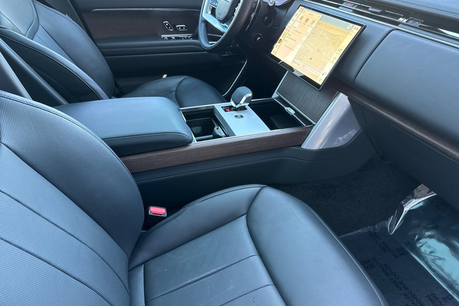 Certified 2025 Land Rover Range Rover SE AWD/4WD image 17