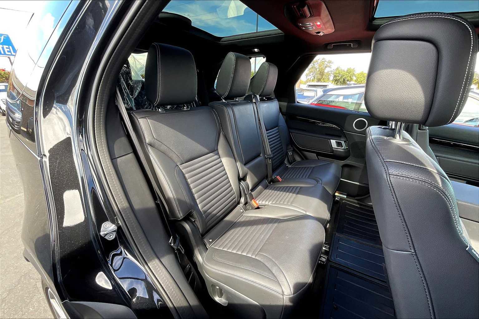 Used 2025 Land Rover Discovery S image 30