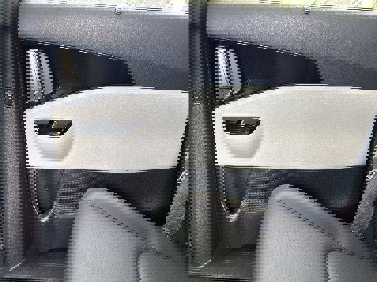 Used 2023 Kia Carnival SX image 16