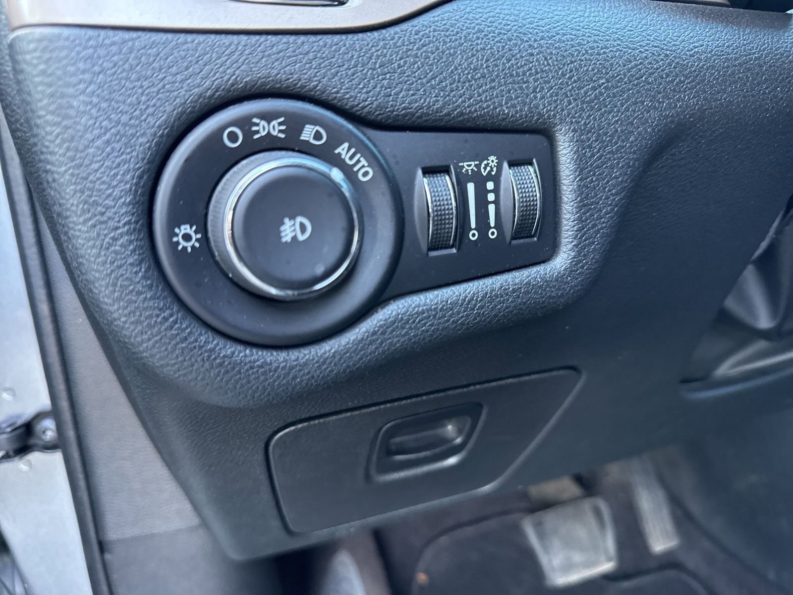 Used 2016 Jeep Cherokee Limited image 18