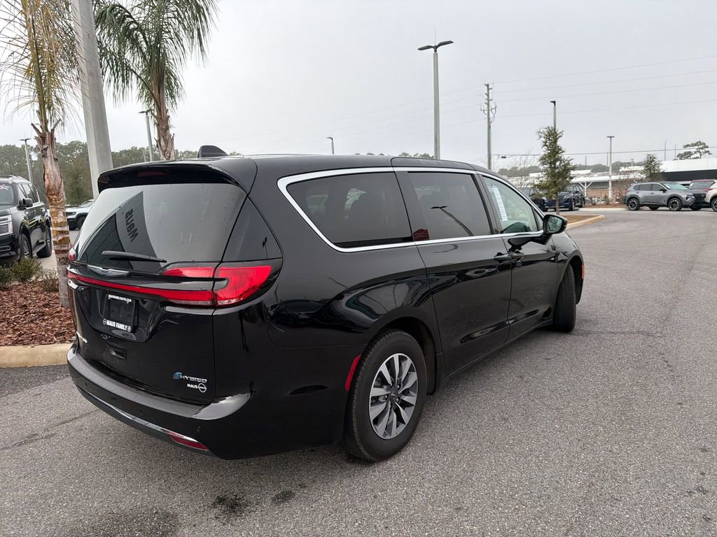 Used 2024 Chrysler Pacifica Select image 13
