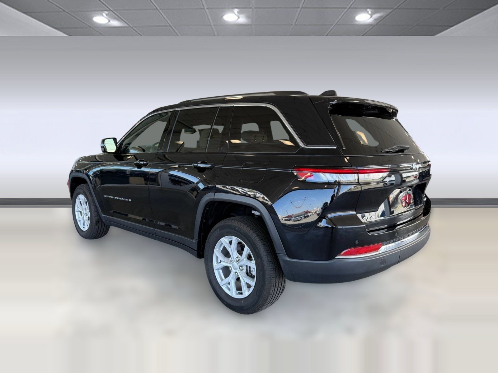 Used 2023 Jeep Grand Cherokee Limited AWD/4WD image 3