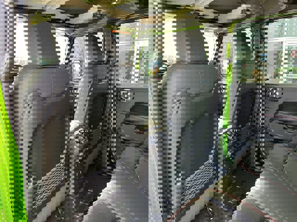 Used 2025 Jeep Wrangler Unlimited Rubicon image 16