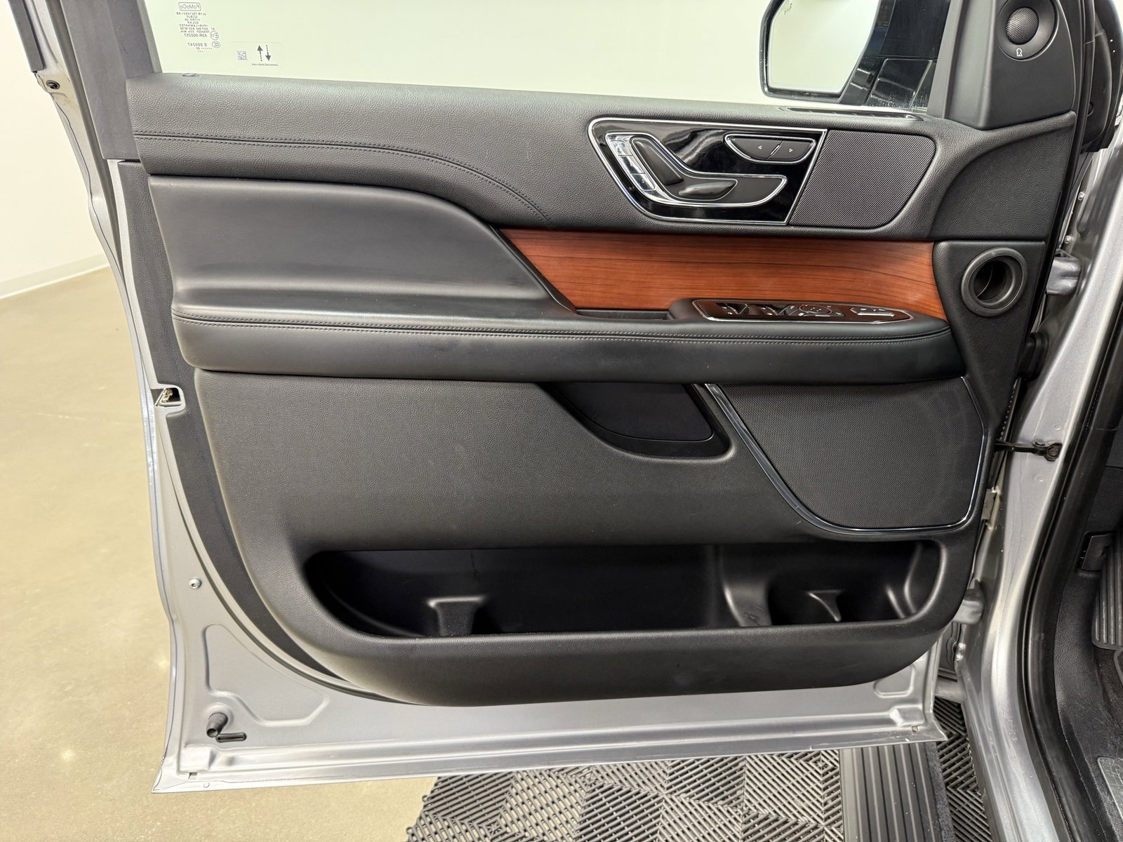 Used 2020 Lincoln Navigator 2WD image 9