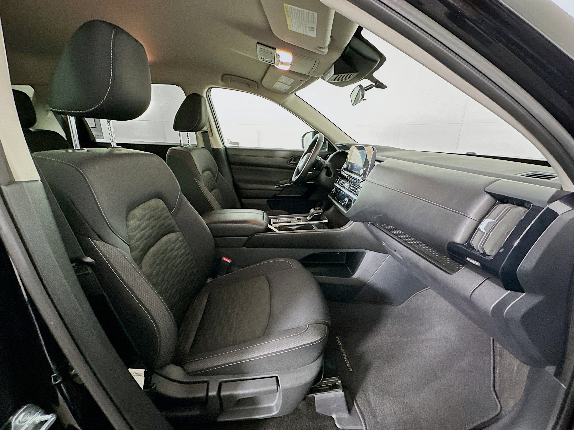 Used 2025 Nissan Pathfinder SV image 32