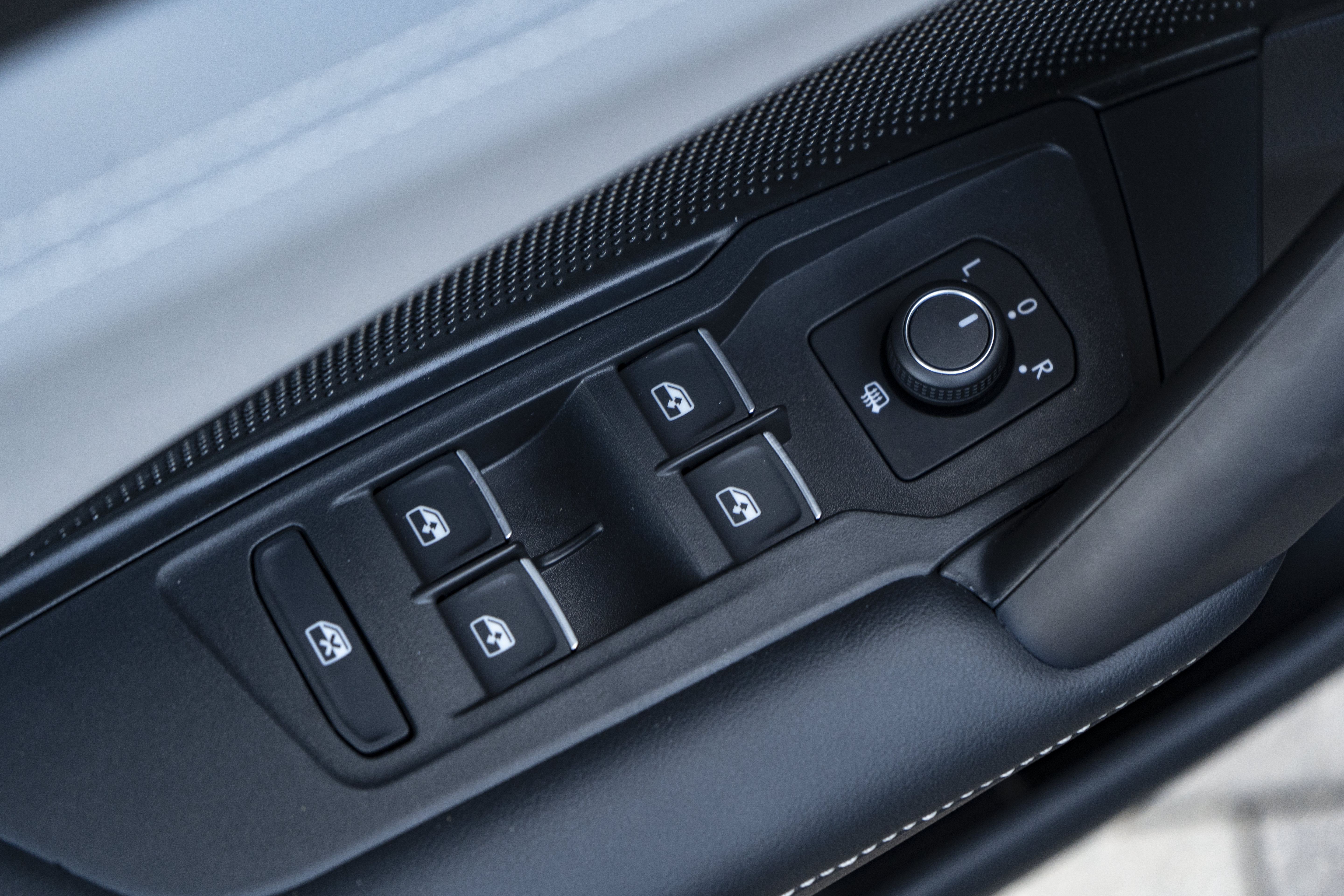 Certified 2026 Volkswagen Tiguan SE R-Line FWD image 33