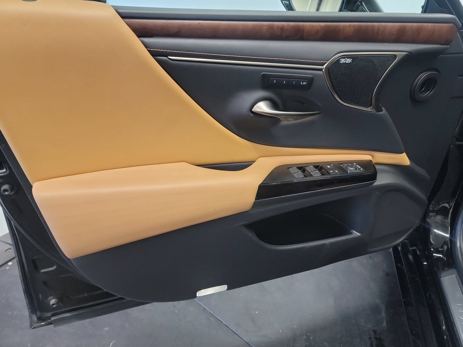 Used 2022 Lexus ES 300h w/ Accessory Package FWD image 13