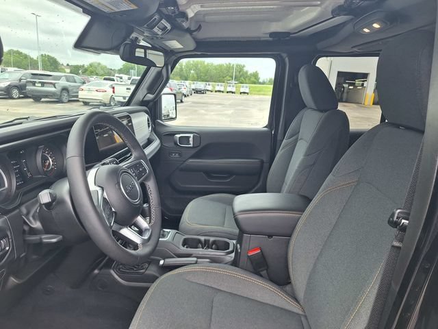 Used 2025 Jeep Wrangler Unlimited Sahara AWD/4WD image 11