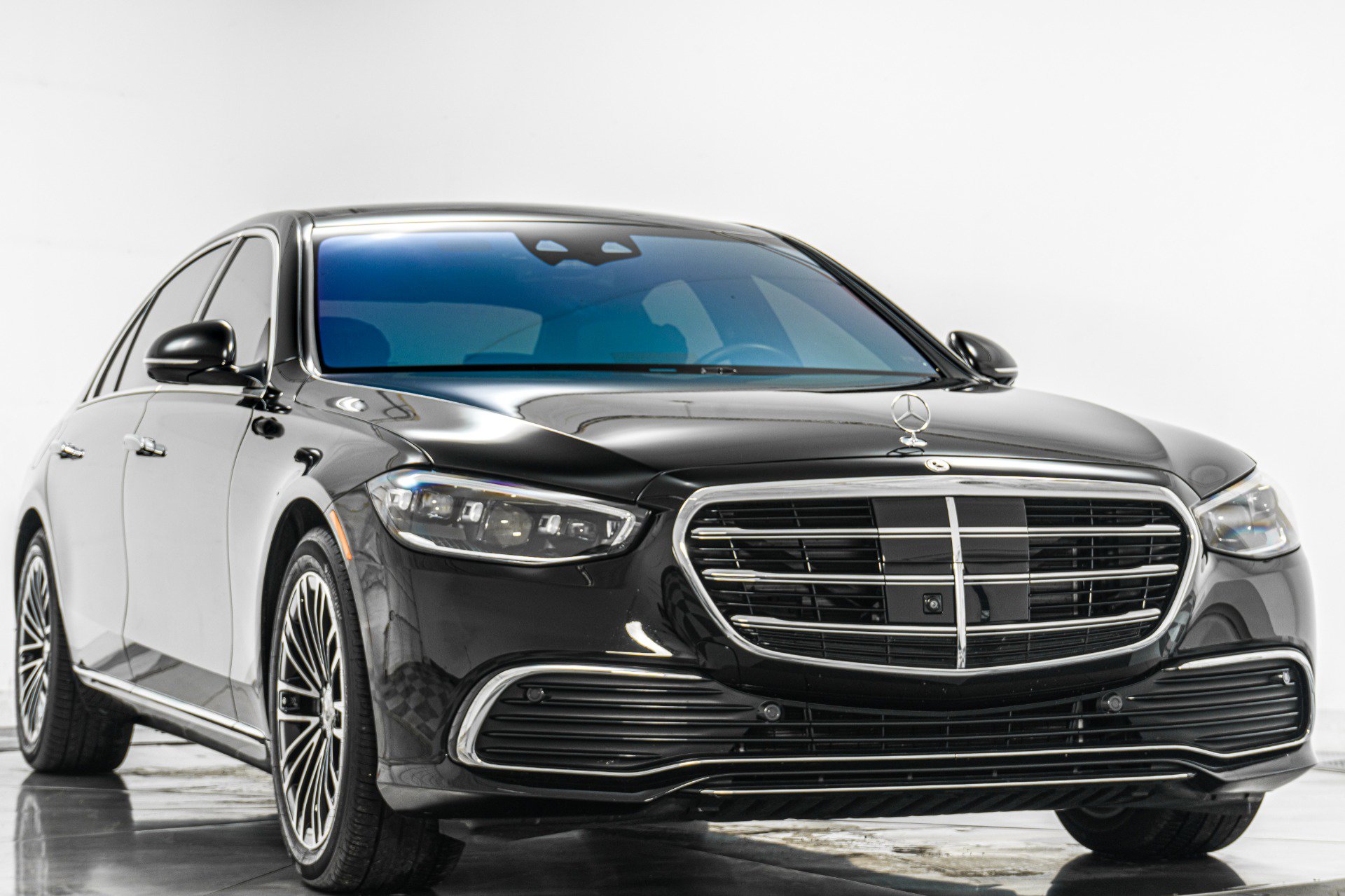 Used 2025 Mercedes-Benz S 580e 4MATIC Sedan image 3