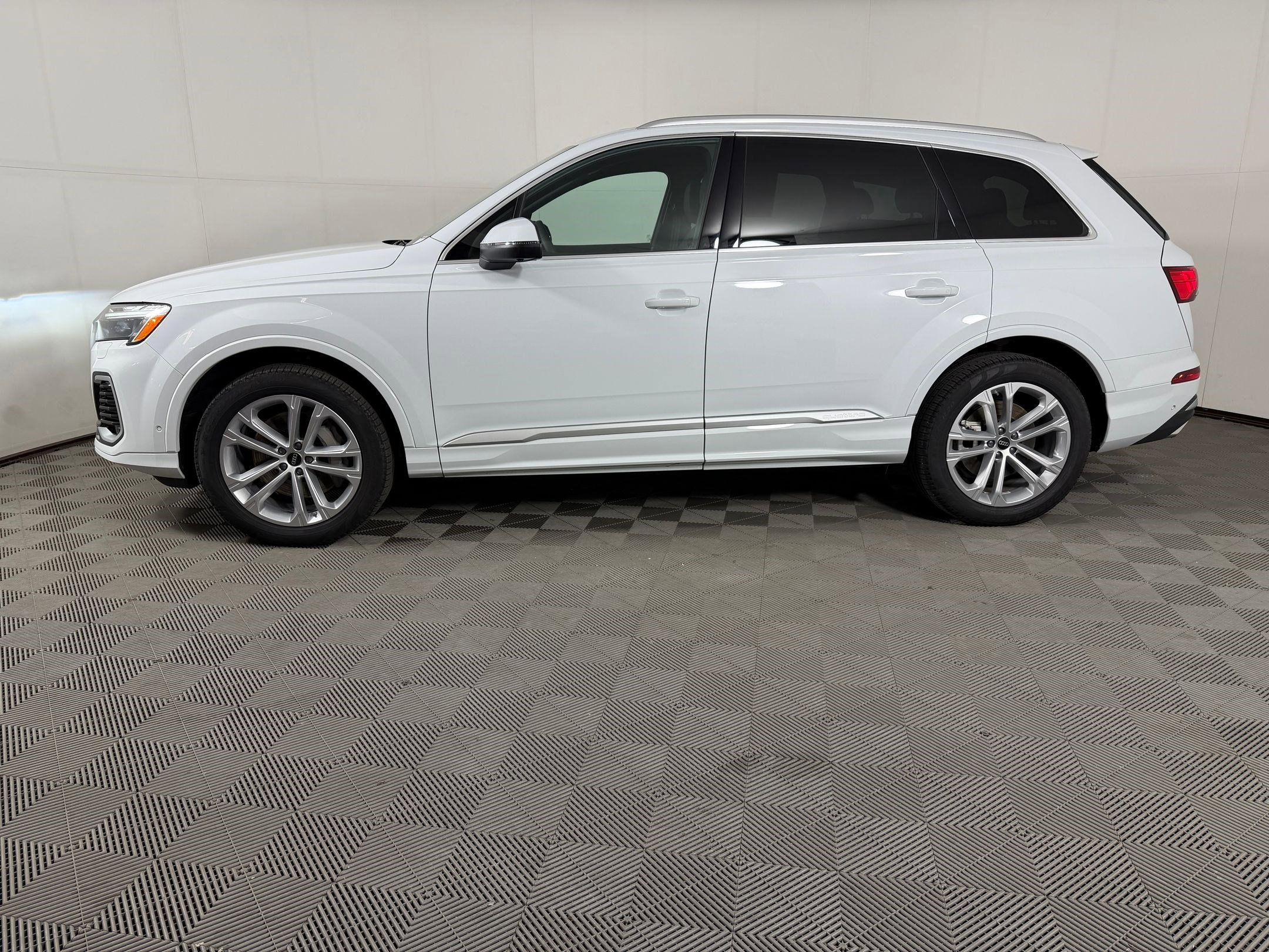 Used 2025 Audi Q7 2.0T Premium w/ Convenience Package AWD/4WD image 2