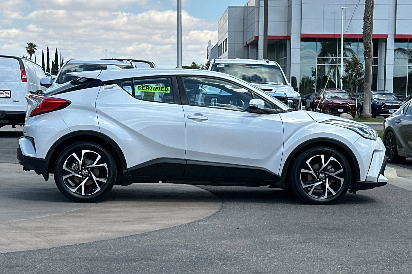Used 2022 Toyota C-HR XLE FWD image 3