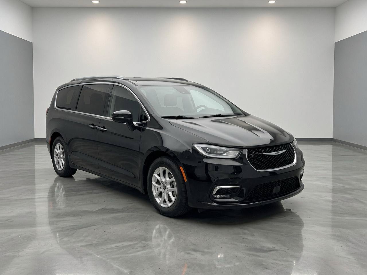 Used 2021 Chrysler Pacifica Touring-L FWD image 7