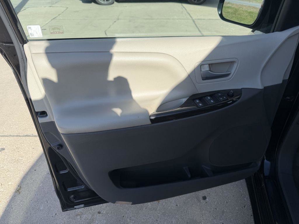 Used 2015 Toyota Sienna XLE w/ XLE Navigation Package FWD image 10