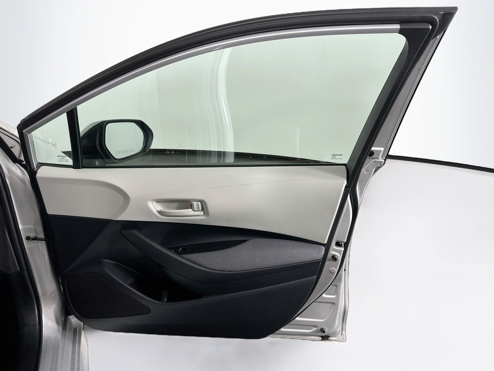 Used 2025 Toyota Corolla LE FWD image 30
