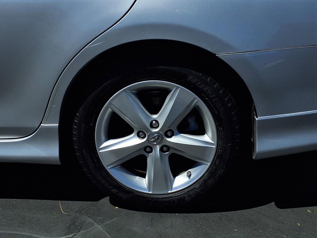 Used 2010 Toyota Camry SE FWD image 4