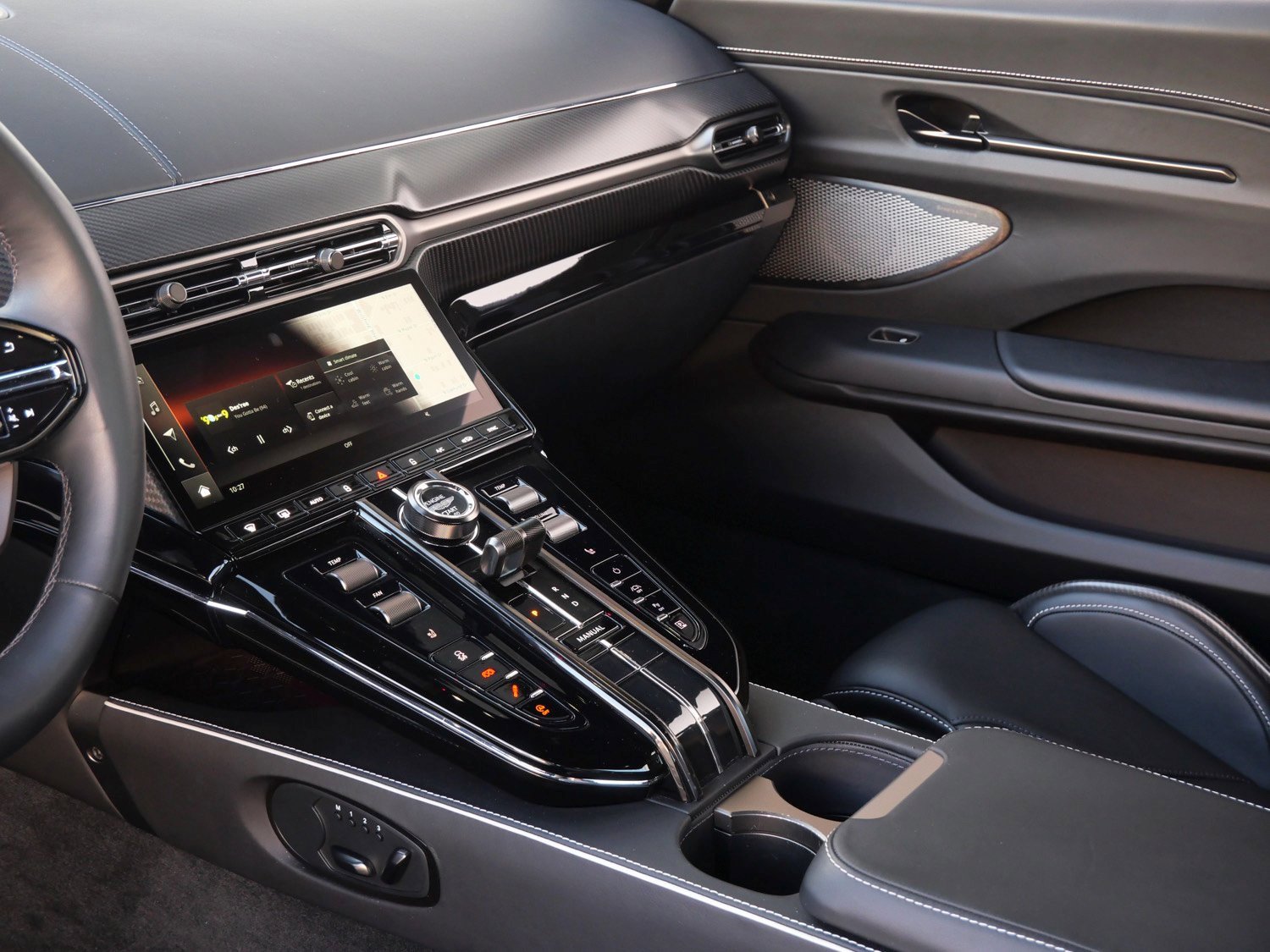 Used 2025 Aston Martin V8 Vantage Coupe image 19