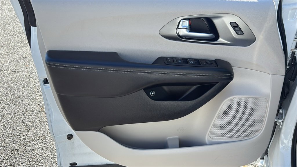 Used 2022 Chrysler Pacifica Touring-L image 17