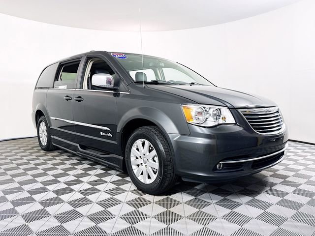 Used 2011 Chrysler Town & Country Touring-L w/ Entertainment Group #2 FWD image 1